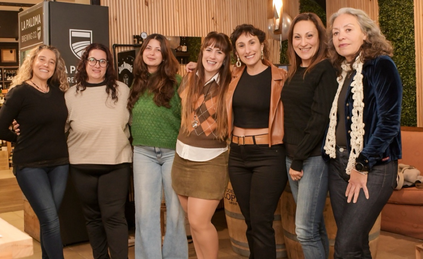 Car Bianchi junto a seis mujeres, sonriendo, en un encuentro presencial